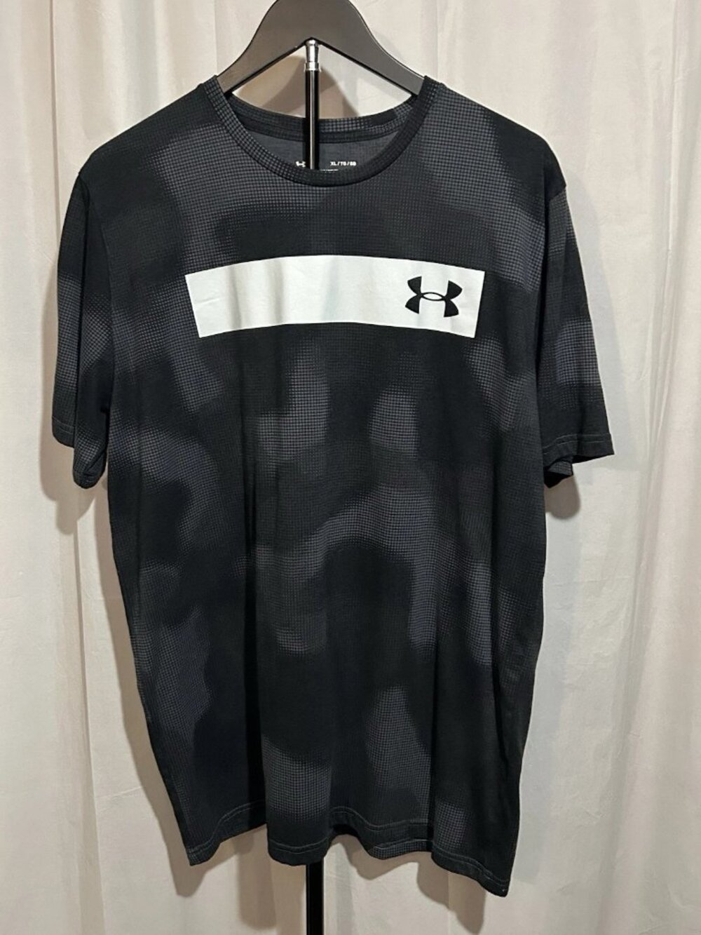 Under Armour Heatgear black and gray t-shirt size XL
